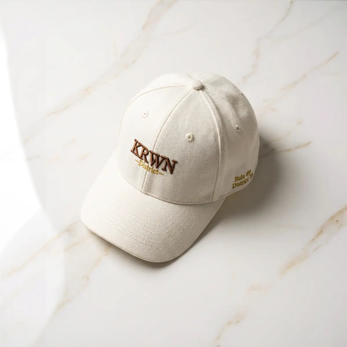 KRWN District Premium Cap Detail-Shot mit hand-bestickter KRWN-Stickerei